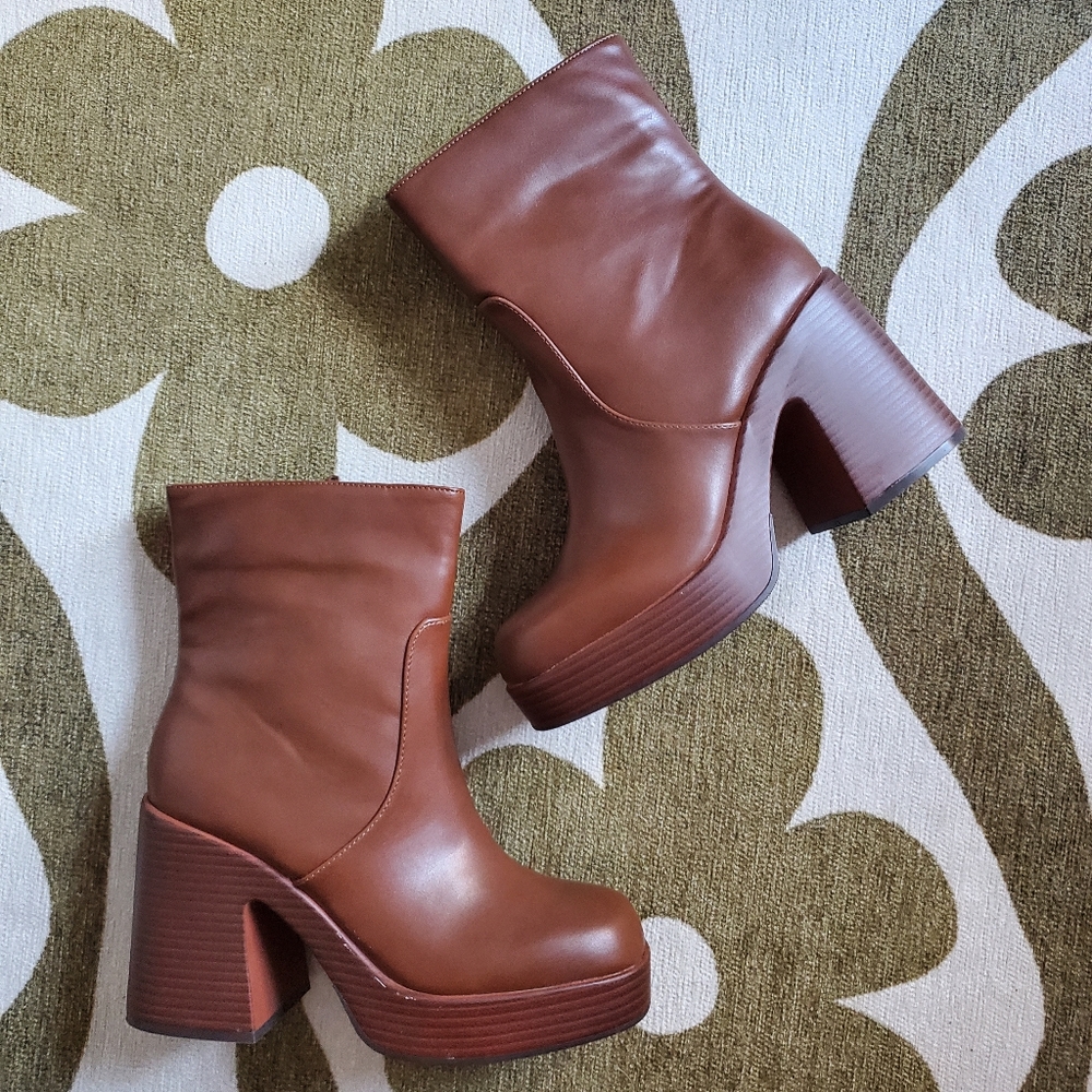 NWOT Brown platform Boots